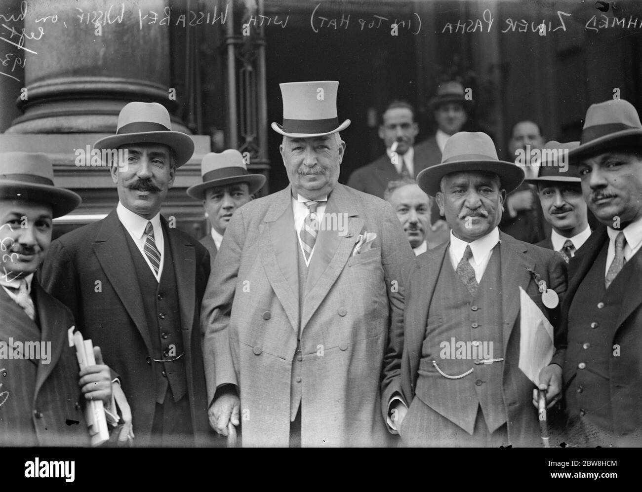 MP di 27 Nazioni si incontrano alla Casa dei Lord . Ahmad Ziwar Pasha , in cappello appena prima di lasciare Hyde Park Hotel per la Conferenza . Alla sua sinistra c'è Wissa Bey Wissif , presidente del gruppo . 16 luglio 1930 Foto Stock