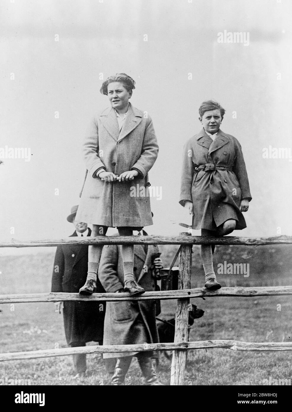 Chip del vecchio blocco . Vittorio e Bruno Mussolini , figli giovani ma molto sportivi del Duce , che guardano una caccia alla volpe nei pressi di Roma . 25 marzo 1930 Foto Stock