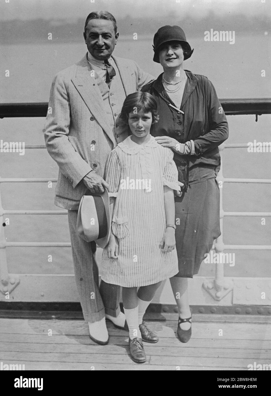 Morte del famoso produttore teatrale . La morte è annunciata da Florenz Ziegfeld , il famoso produttore americano . Florenz Ziegfeld , sua moglie e la loro figlia , piccola Patricia . 23 luglio 1932 Foto Stock