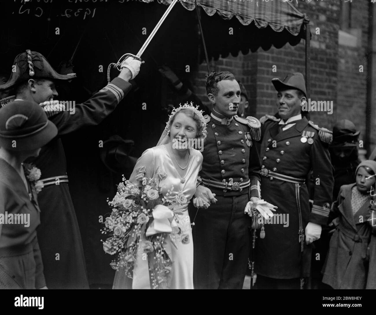 Matrimonio di un ufficiale Navale a Londra . Il matrimonio tra Lieut R S Young , RN , e Miss Undine Lucas Tooth a Holy Trinity , Brompton . Lo sposo e lo sposo che partiscono . 24 settembre 1932 Foto Stock