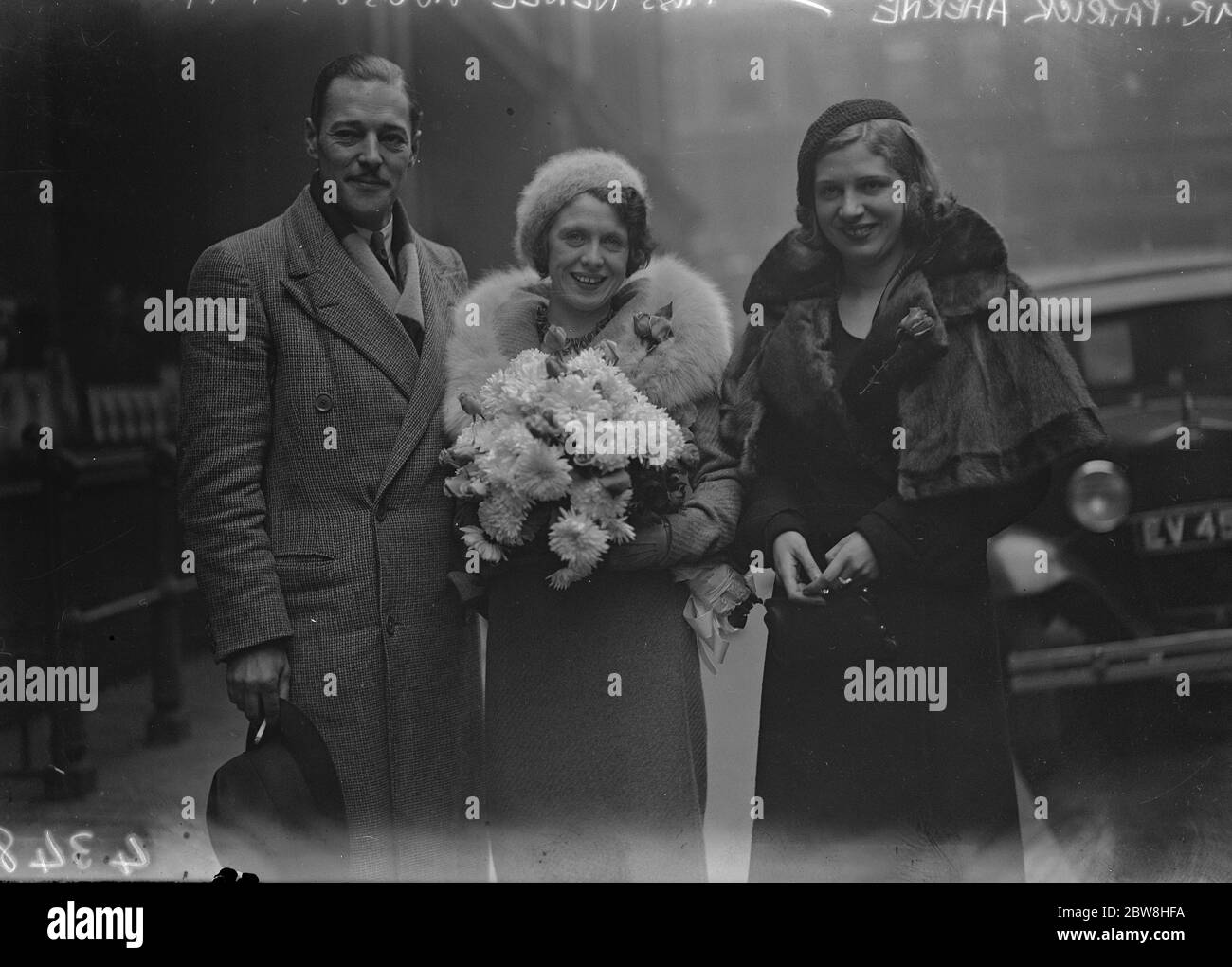 Renee Houston sposa il signor Patrick Aherne . Sposa e sposo con una delle sorelle della sposa . 28 novembre 1932 Foto Stock