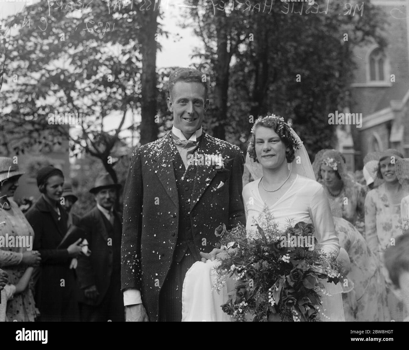 Il sig. Leslie Hartley e la sua sposa, la sig.ra May Seary, il Middlesex e l' England Athlete, dopo il loro matrimonio alla St Gabriel's Church di Cricklewood, Londra. 16 luglio 1932 Foto Stock
