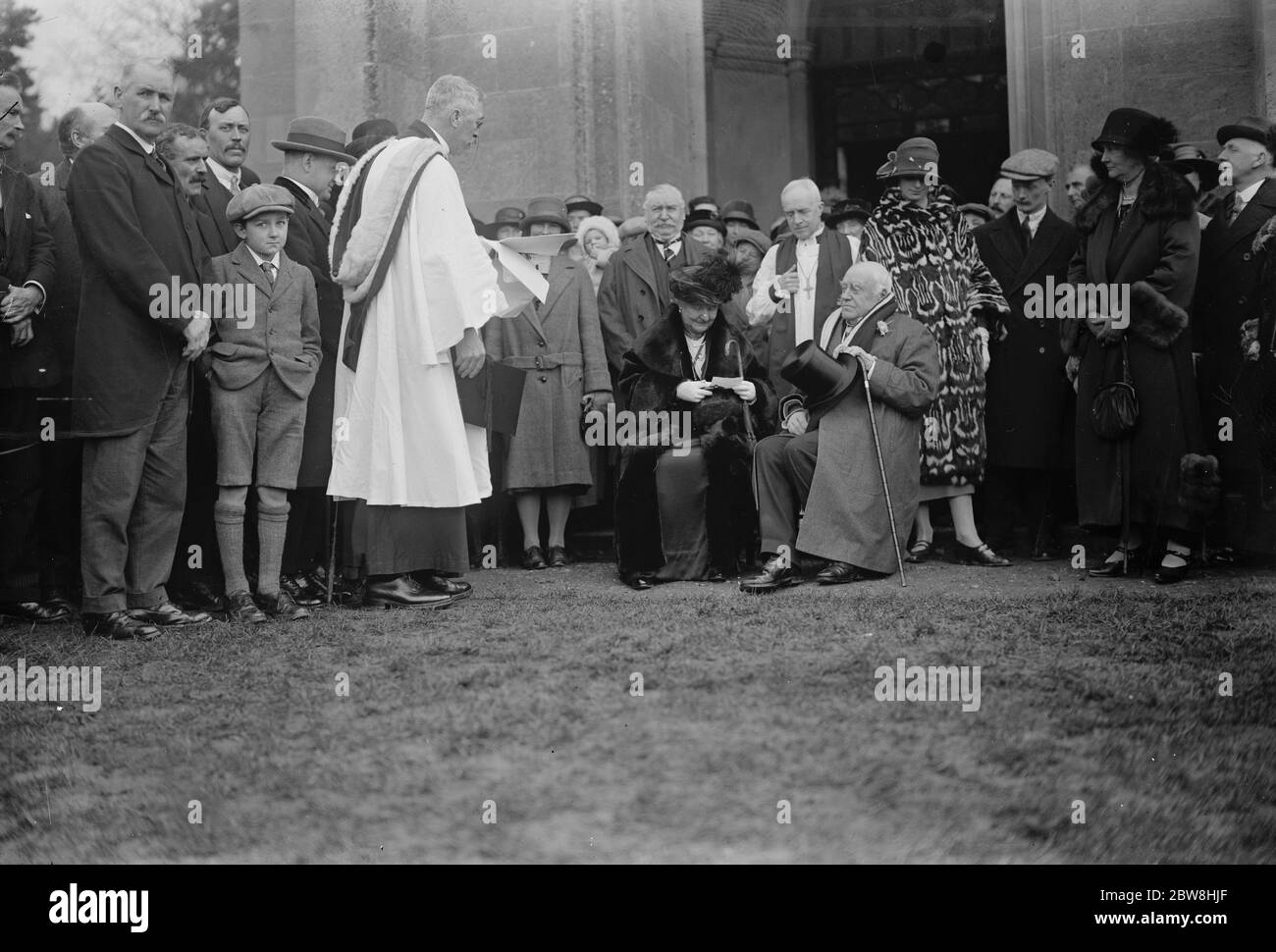 Earl e Contessa di Coventry celebrano il loro matrimonio di diamanti frequentando la chiesa del villaggio a Croome . 25 gennaio 1925 Foto Stock