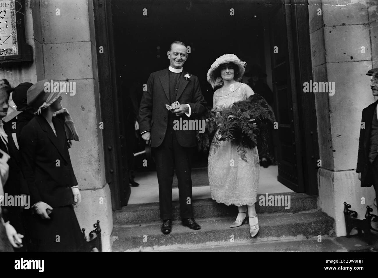 Il Vicario di Staines Weds . Il comandante Sir Edward Nicholl , RNR , era il migliore uomo al matrimonio a St George's , Hanover Square , del Rev J R James , Vicario di Staines , e della sig.ra Mary Louise Harear . Sposa e sposo . 18 agosto 1924 Foto Stock