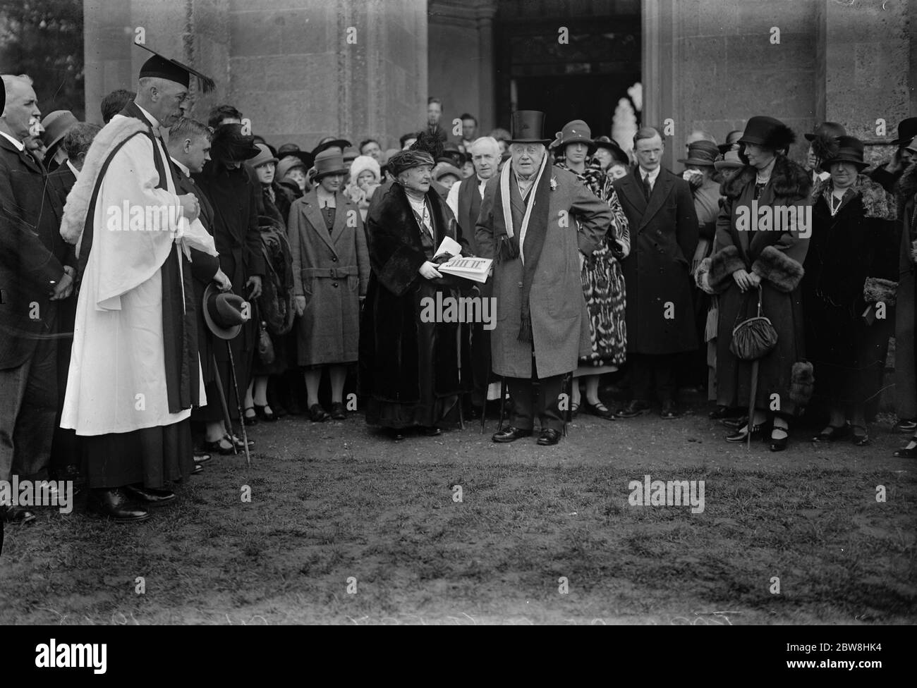 Earl e Contessa di Coventry celebrano il loro matrimonio di diamanti frequentando la chiesa del villaggio a Croome . Il conte di Coventry risponde al discorso del Vicario fuori della chiesa . 25 gennaio 1925 Foto Stock