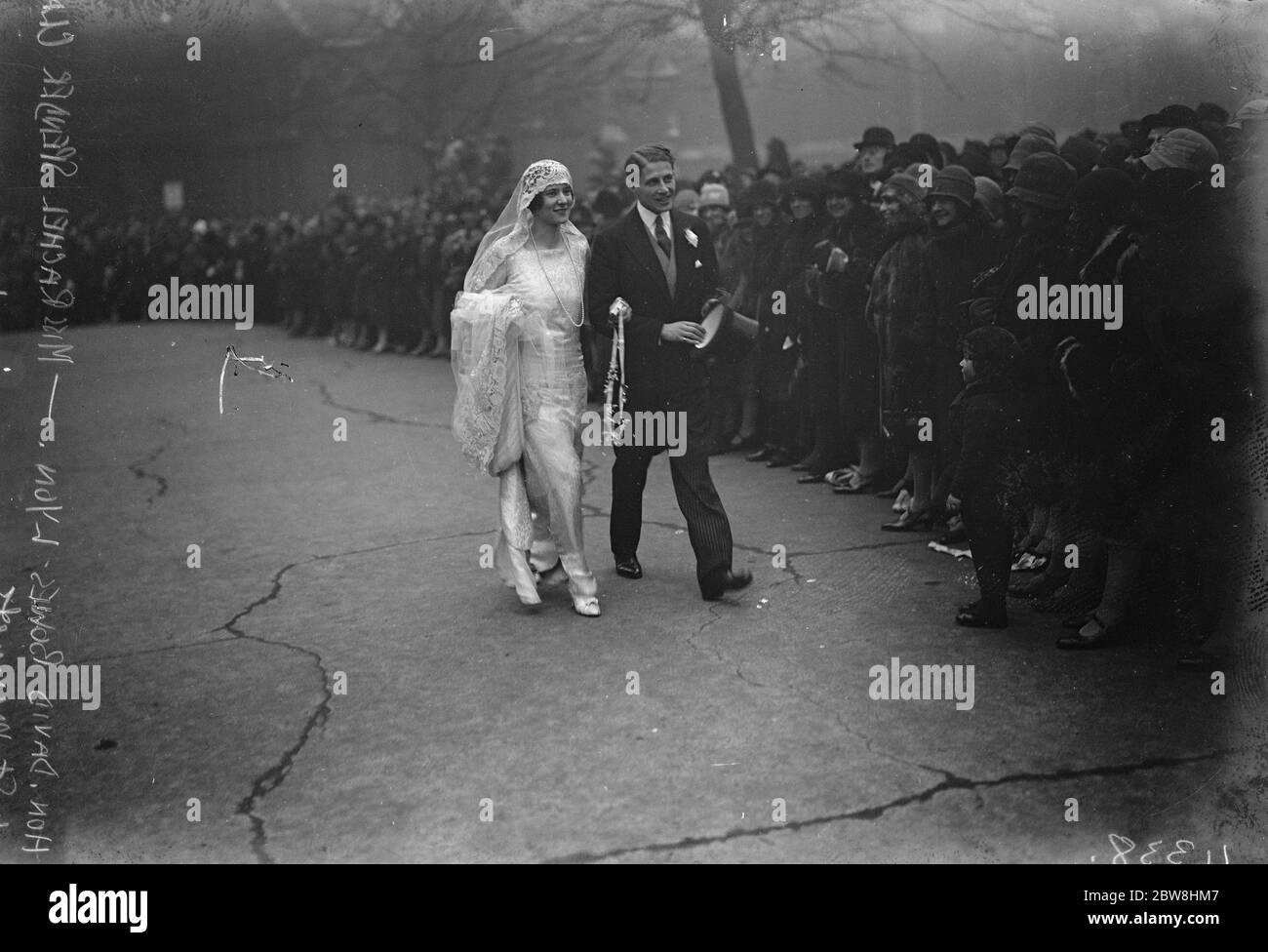 Il matrimonio tra l'Hon David Bowes Lyon e la signorina Rachel Spender Clay si svolse a St Margaret's , Westminster . Sposa e sposo . 6 febbraio 1929 Foto Stock