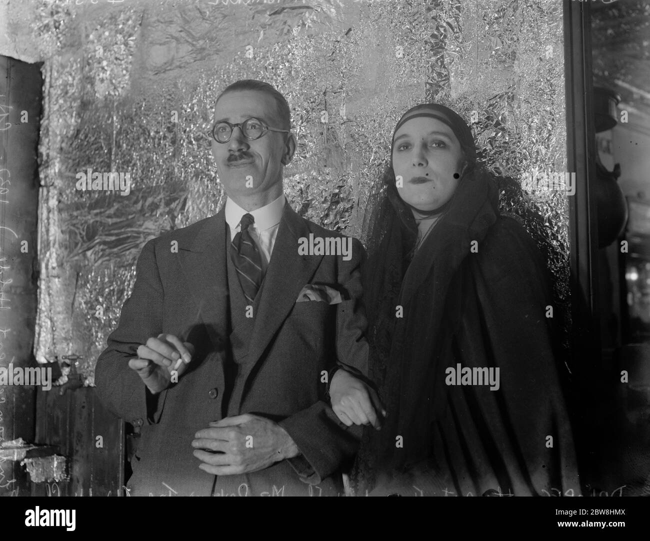 Dolores per trascorrere una settimana in un barile . Dolores , il famoso modello di artista , ha firmato un contratto per digiunare in un barile per una settimana in un Tottenham Court Road stabilimento . Il sig. Raymond TAC che dichiara di essere il campione del mondo del test di resistenza è qui visto con Dolores . 27 settembre 1932 Foto Stock