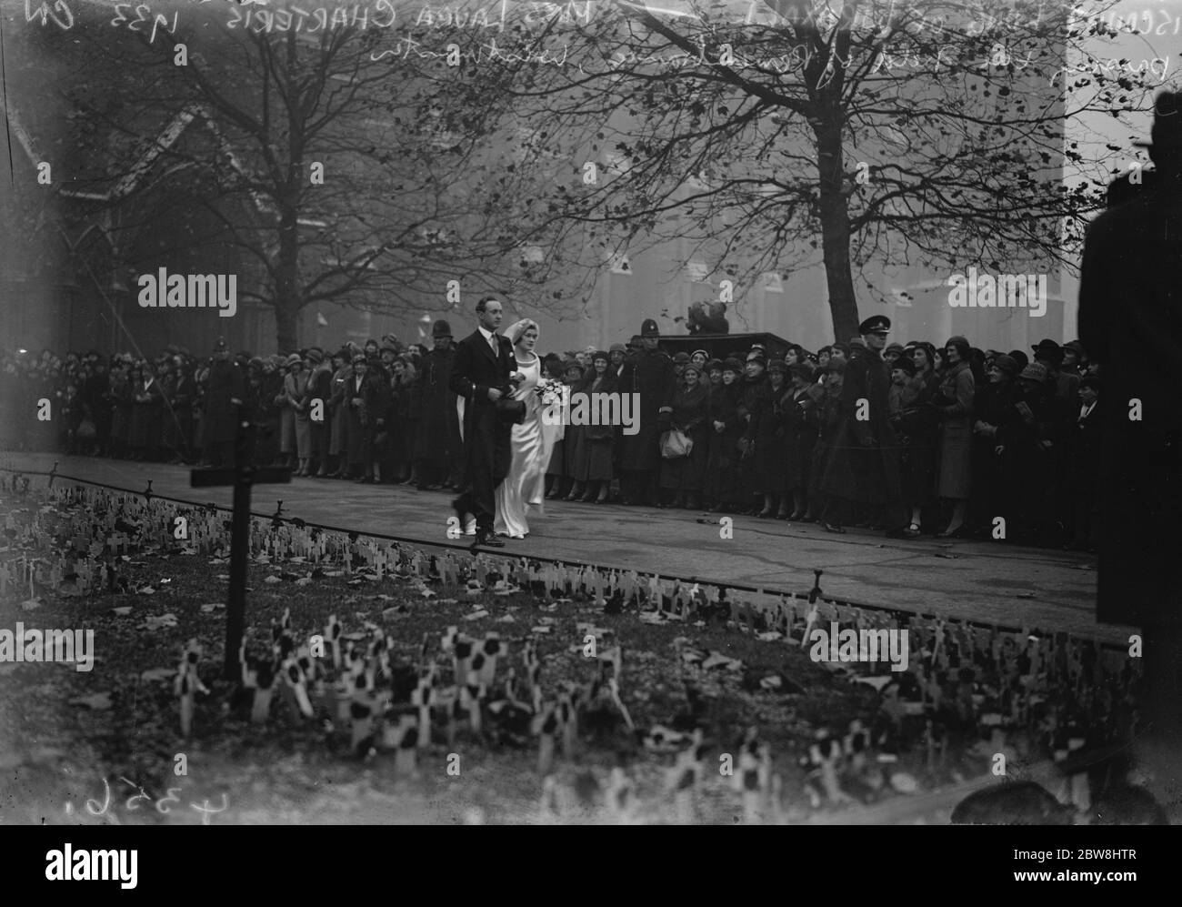 Matrimonio del Visconte Long di Wraxall . La processione nuziale che passa il campo della memoria a St Margaret's , Westminster . La sposa era Miss Laura Charartaris . 14 novembre 1933 Foto Stock