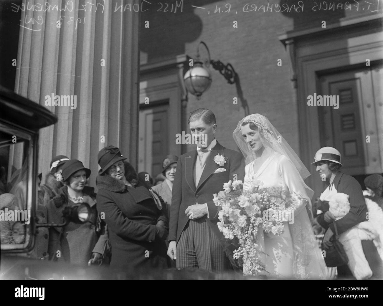 L'ufficiale navale sposò la figlia di VC General . La sig.ra Joan Fitz Clarence si sposò in Piazza Eaton di San Pietro con Lieut Francis Barcard , RN . Sposa e sposo . 30 marzo 1933 Foto Stock