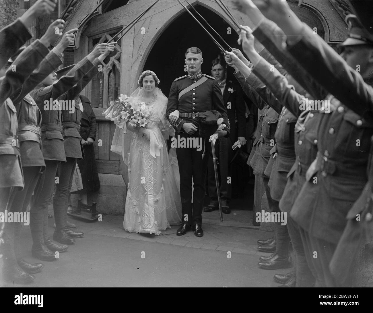 Matrimonio di ufficiale di artiglieria . John Fitzgerald Gregg Gurney , artista reale , è stato sposato con la signorina Betty Walkley , nella chiesa parrocchiale di Wendover . Lo sposo e lo sposo . 21 luglio 1933 Foto Stock