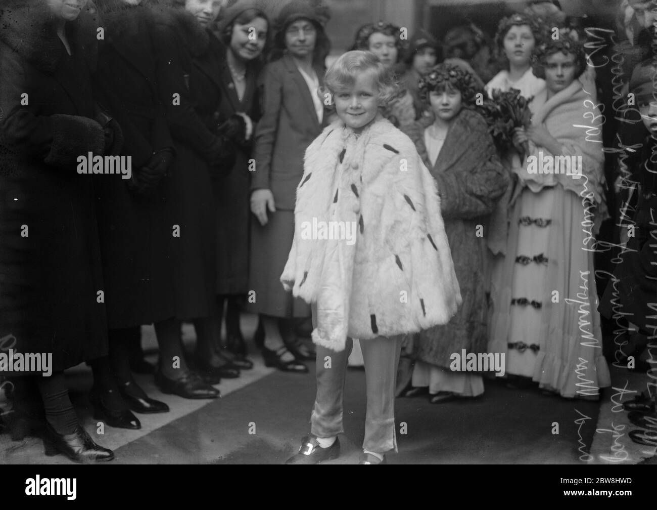 Matrimonio di Miss Marjorie Brassey e di Hugh Peacock a St Peter's , Piazza Eaton . L'Hon Julian Fane (2° figlio del conte di Westmorland) che era page . 22 febbraio 1933 Foto Stock