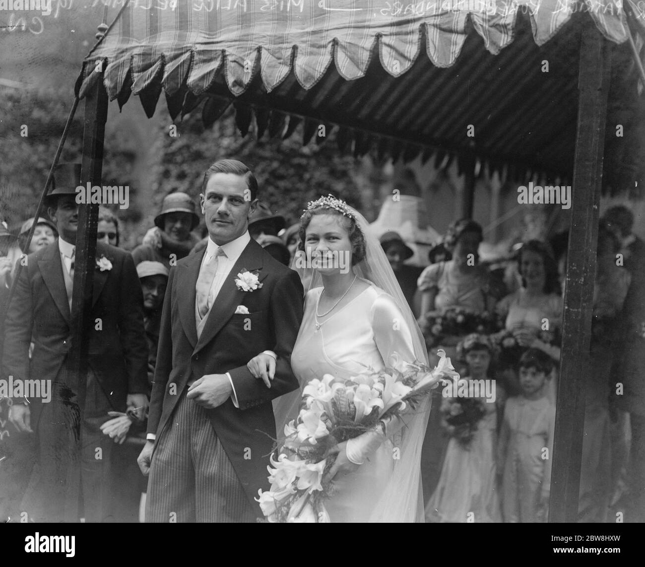 La figlia di Sor Henry Pelham sposa il figlio di canon . Le nozze di Miss Alice Pelham e di Patrick Robert Sandar, a St Jude' s, South Kensington. Lo sposo e lo sposo . 9 ottobre 1933 Foto Stock