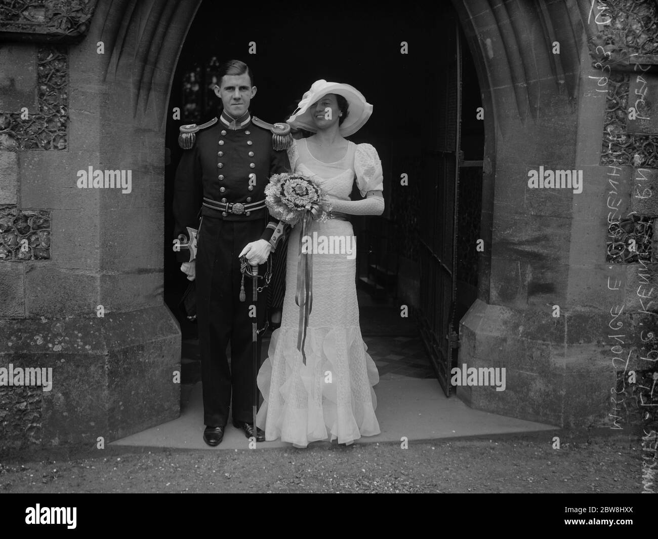 Matrimonio di un ufficiale Navale . Il matrimonio tra il tenente PC Kennett , RN , e la signorina Joyce e Greenhill , si è svolto nella Parrocchia di Chorleywood . Lo sposo e lo sposo che partiscono . 12 agosto 1933 Foto Stock