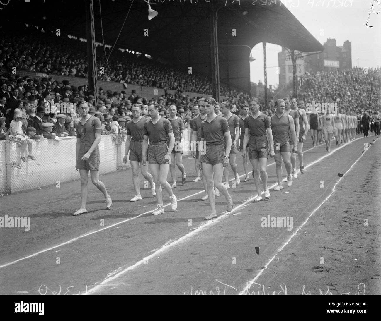 I giochi britannici a Stamford Bridge attirano atleti continentali notevoli. Atleti britannici in parata all'apertura dell'incontro . 9 giugno 1930 Foto Stock