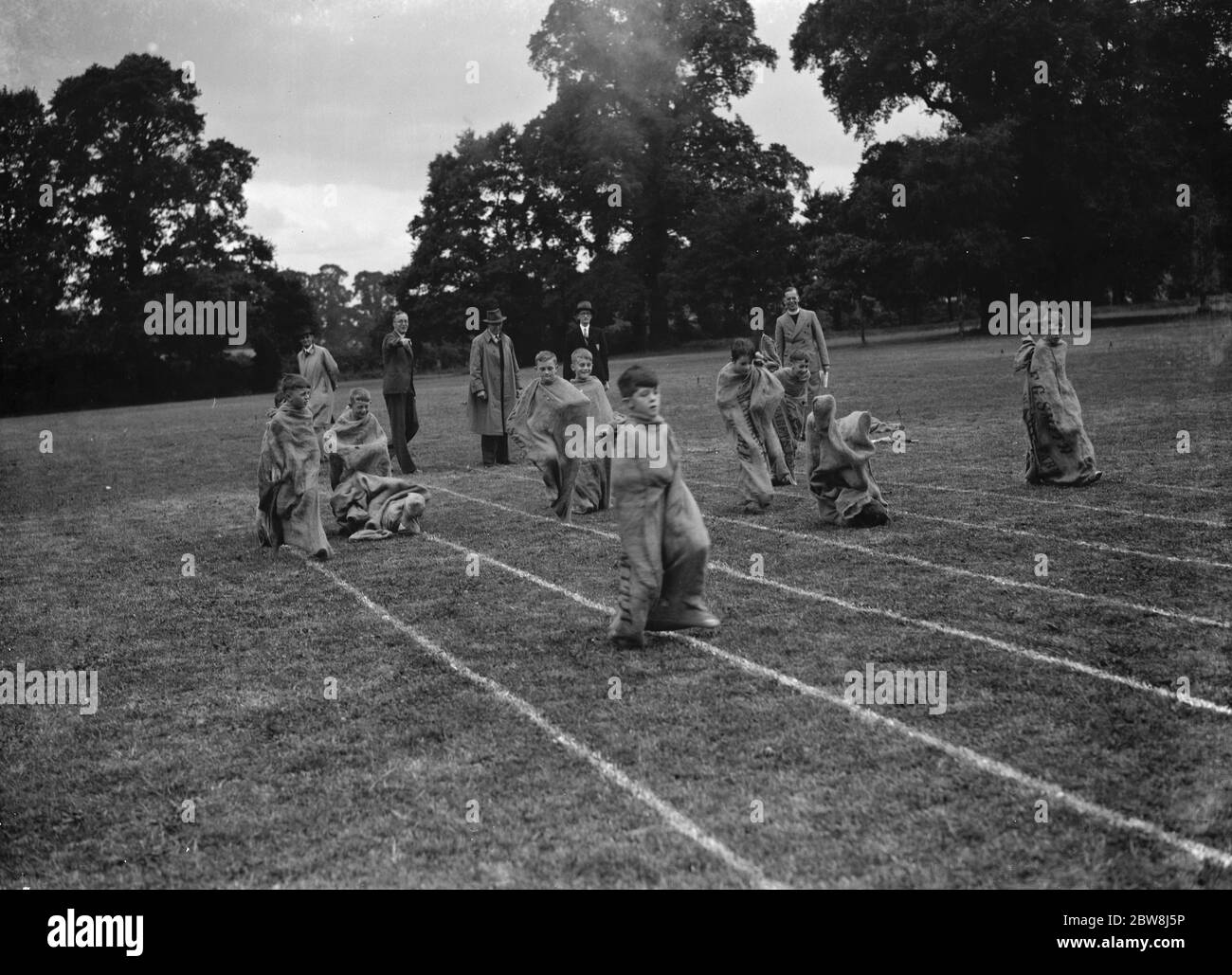 Cannock House School Sports , Eltham . Gara di sacco 1937 Foto Stock