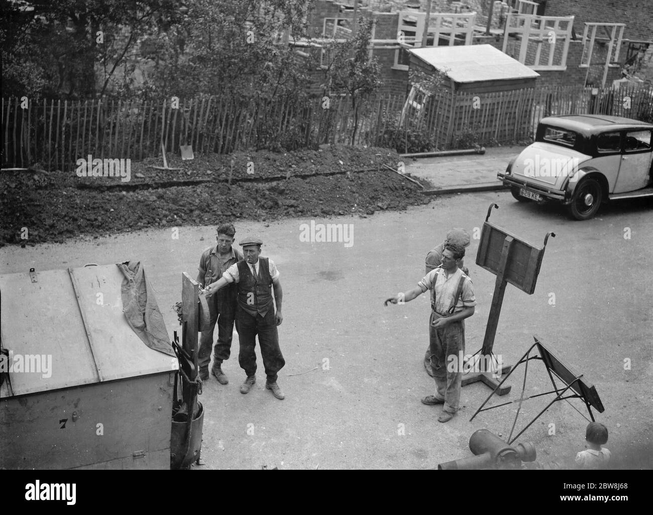 Operai che giocano a freccette . 1937 Foto Stock