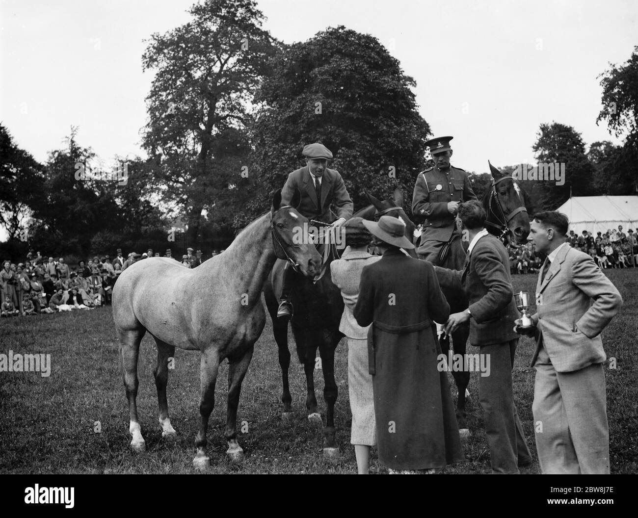 Salto a cavallo . Captain Boulton (Vincitore) 1937 Foto Stock