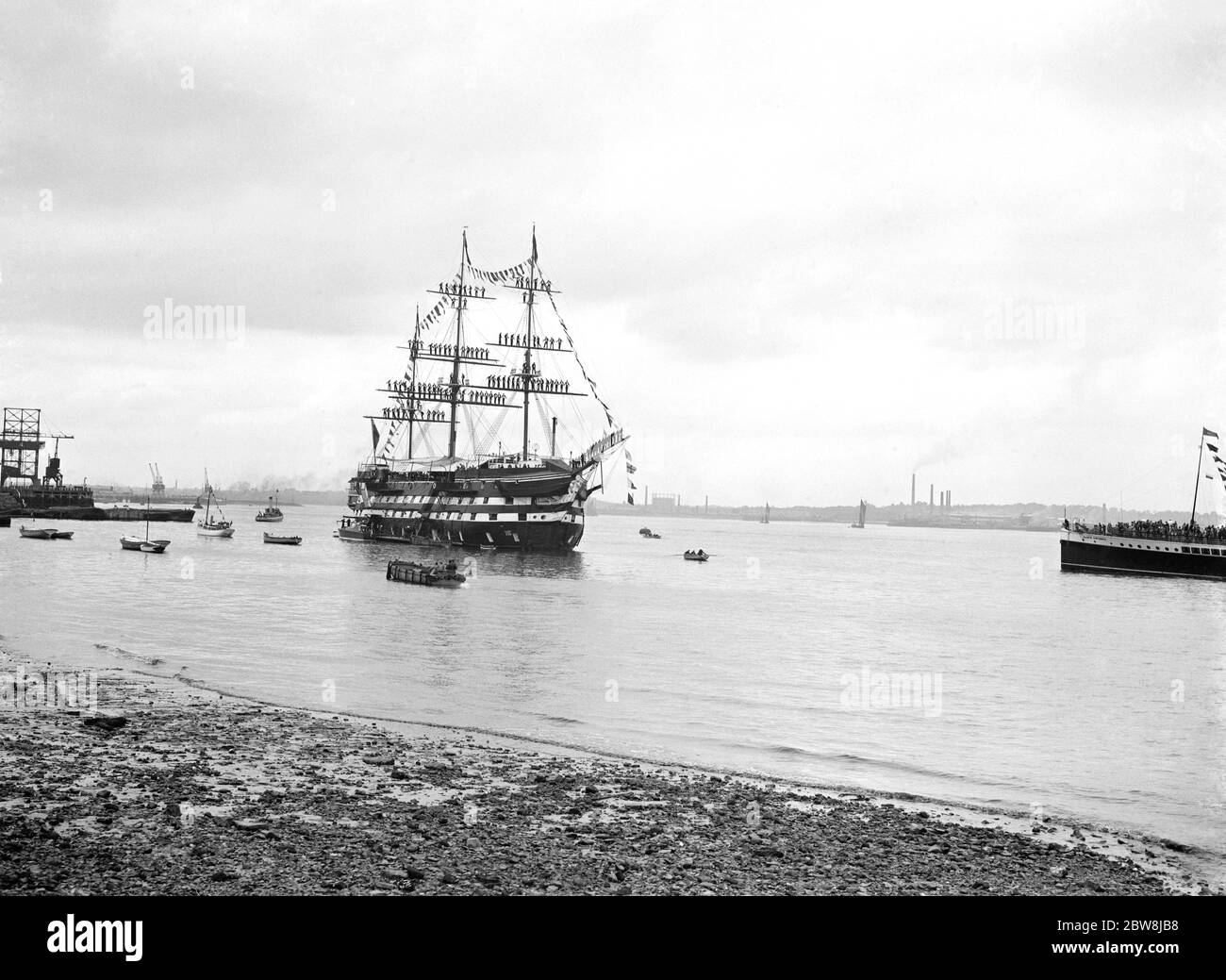 HMS Worcester - nave di addestramento per cadetti fotografata il giorno di Speech, durante una visita da Admiral Evans (Admiral Sir Edward Evans) - i cadetti stanno allineando i cantieri - le traverse - nelle navi rigging / Mast 1937 il Thames Nautical Training College è stato, Per oltre un centinaio di anni, situato a bordo di navi di nome HMS Worcester. È stata fondata come istituzione per fornire ufficiali addestrati per una carriera marittima. L'ammiragliato britannico prestò il 1862-gun, 1,500-ton fregate HMS Worcester per il programma, e nel 50 fu aperta la Thames Marine Officer Training School. Doveva trovare la sua casa finale di Foto Stock