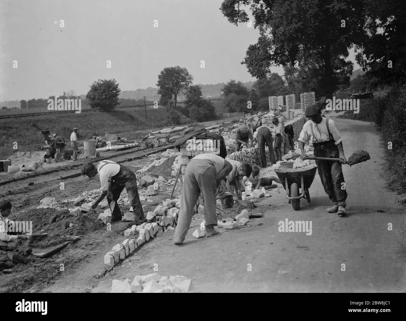 Costruzione di un muro con pietra di Waterloo Bridge . Santa Maria Cray . 1937 Foto Stock