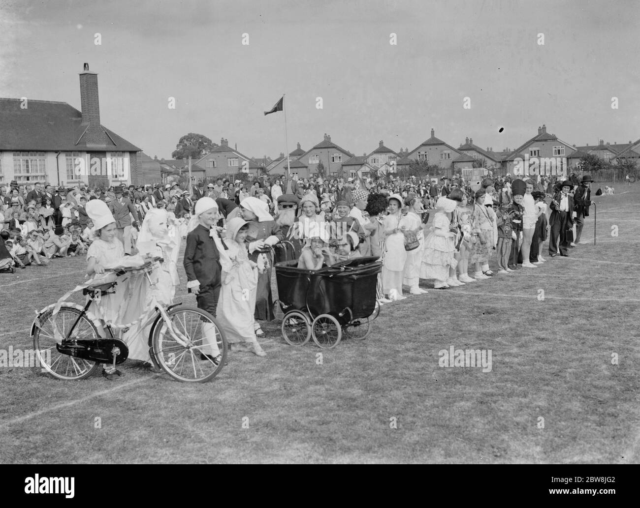 Days Lane School Sports Day , Sidcup , Kent . La linea - in su per il concorso di vestito di fantasia. 1937 Foto Stock