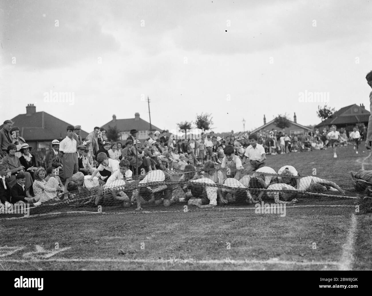 Days Lane School Sports Day , Sidcup , Kent . L'ostacolo si incorrere in via 1937 Foto Stock