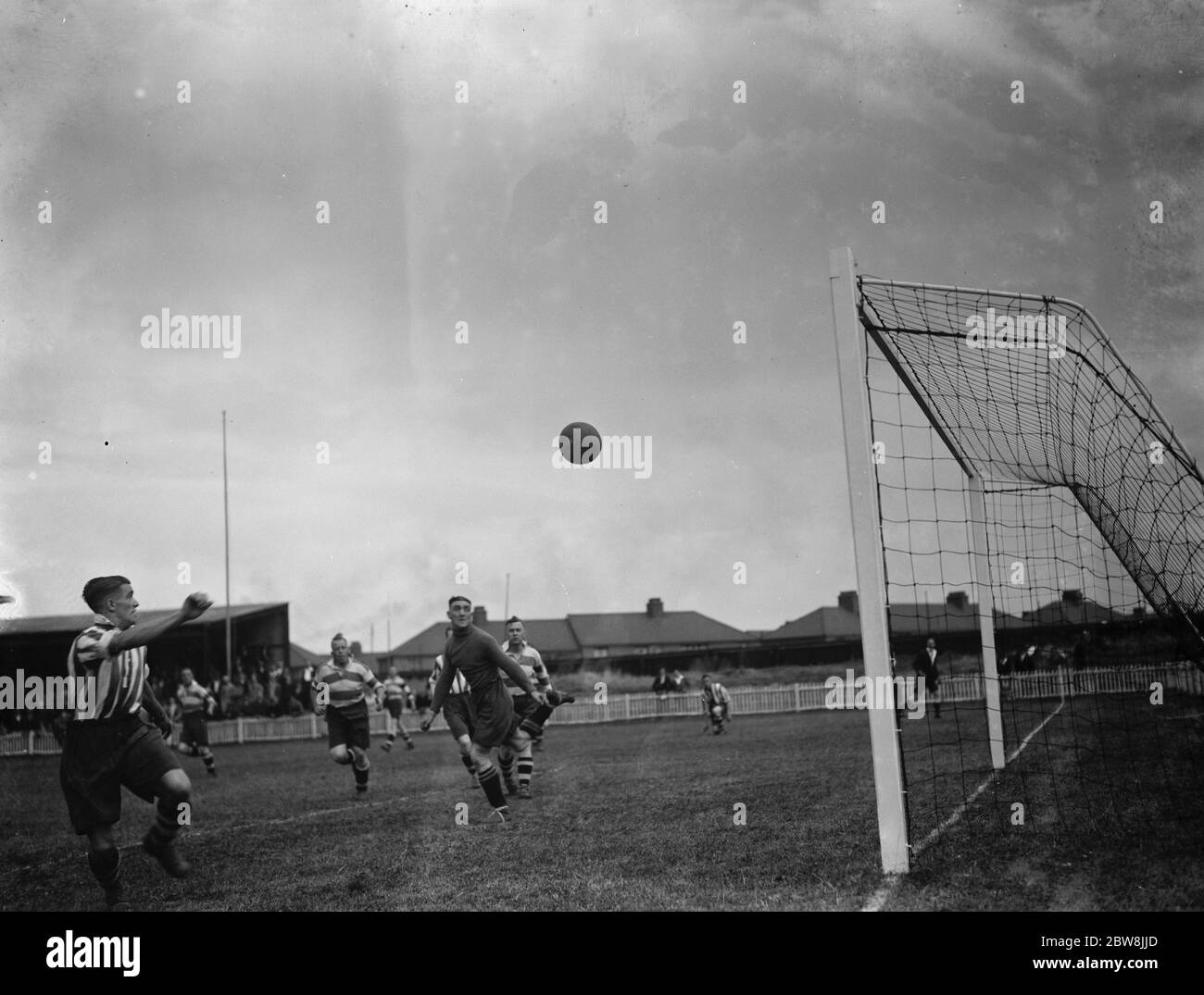 Dartford - Trial match - Rosso e Bianco e Nero - 21/08/37 L Jackson , portiere . 1937 Foto Stock