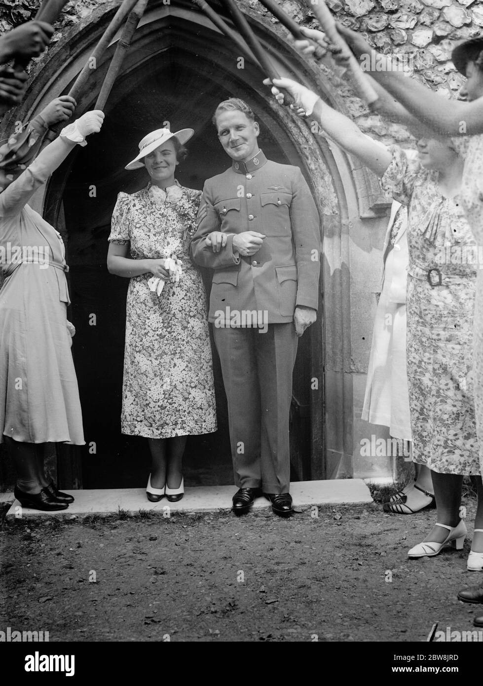 Sergeant pilota e M Gibbs e Miss Hamptom , matrimonio . 1937 Foto Stock