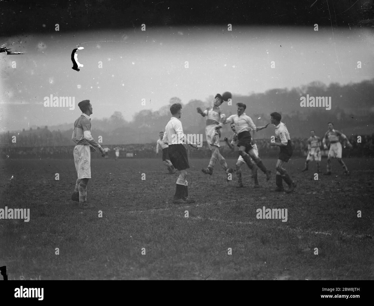 I ragazzi del calcio , due giocatori si contendono per una palla aerea . 1935 . Foto Stock