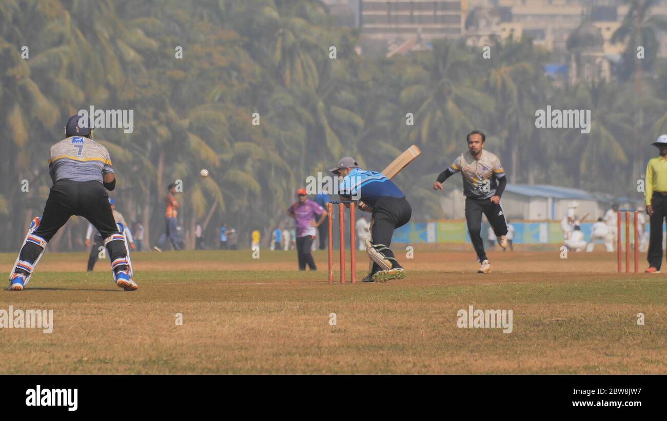 Mumbai, India - 5 dicembre 2018: Persone che giocano a cricket nel parco centrale di Mumbai, vista Slow Motion. Foto Stock