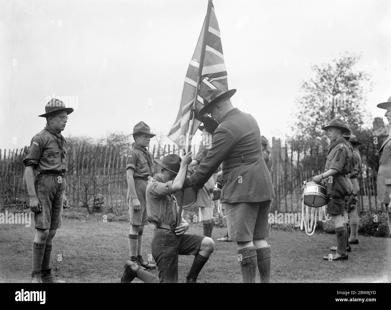 Scout presentazione dei colori , Kent . 1935 . Foto Stock