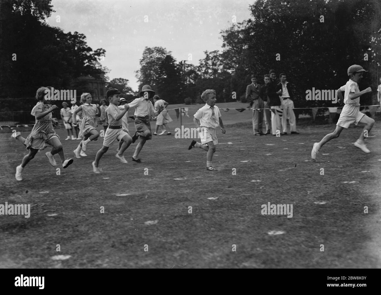 I bambini corrono nella loro giornata sportiva . 1935 . Foto Stock