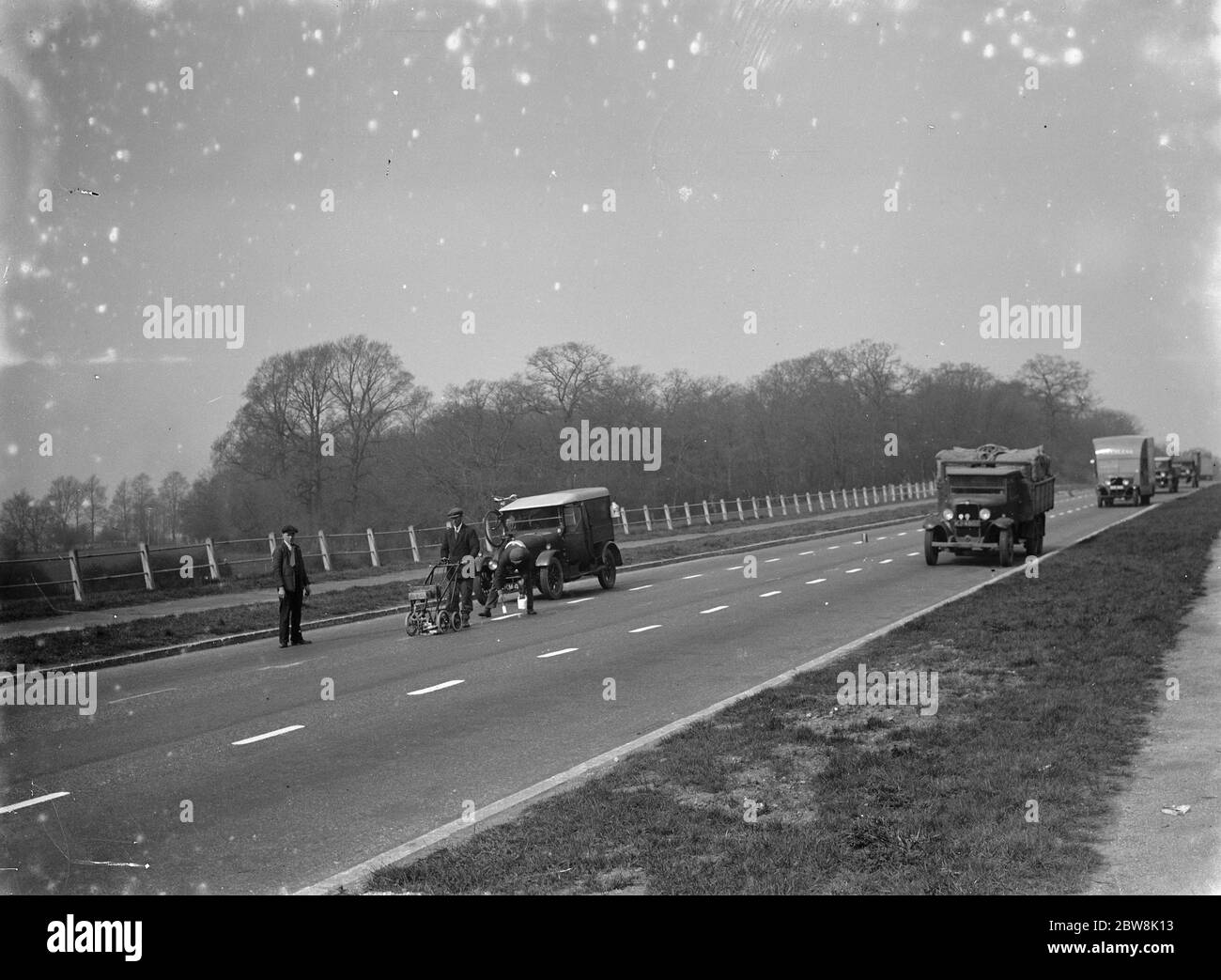Pittura linee bianche nella strada - Sidcup by - Pass . 1935 . Foto Stock