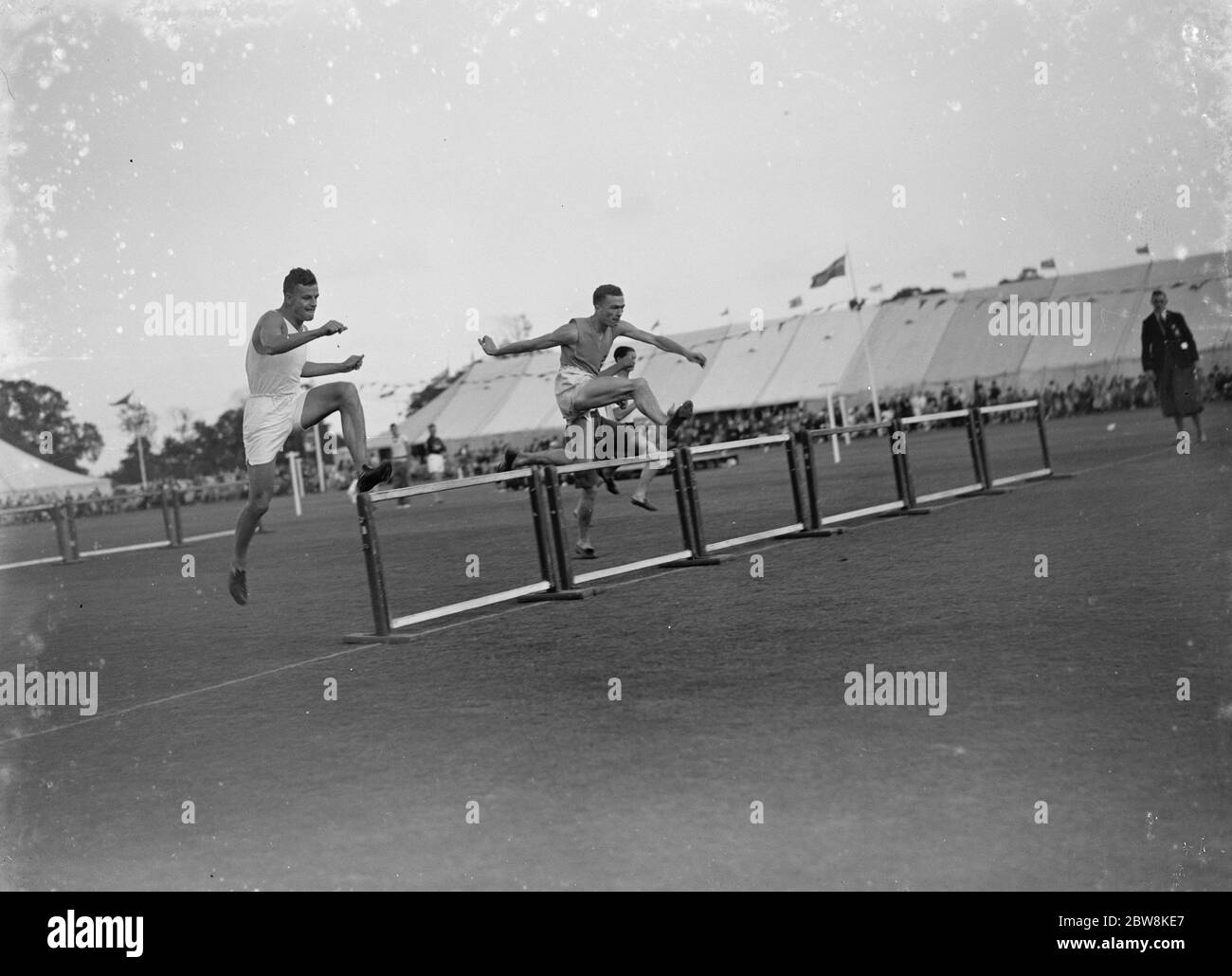 Gli atleti corrono sugli ostacoli alti . 1935 . Foto Stock