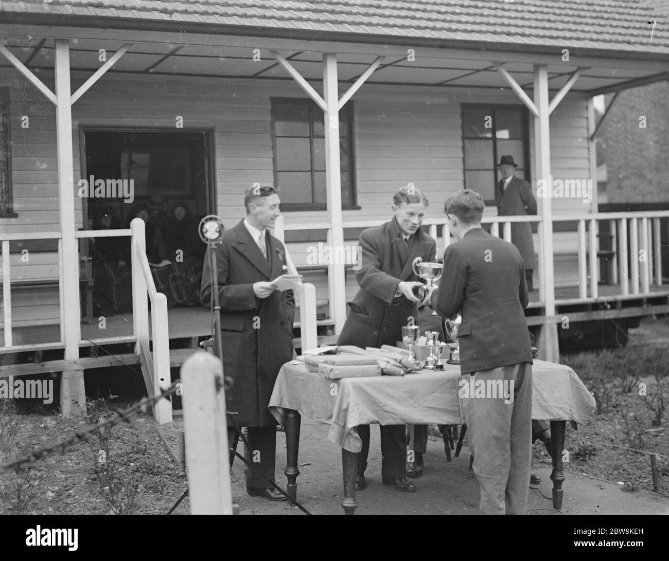 Eltham College sport Day . La medaglia d'oro olimpica di 1500 metri per la Nuova Zelanda , Jack e Lovelock , consegna un trofeo al premio . 1935 Foto Stock