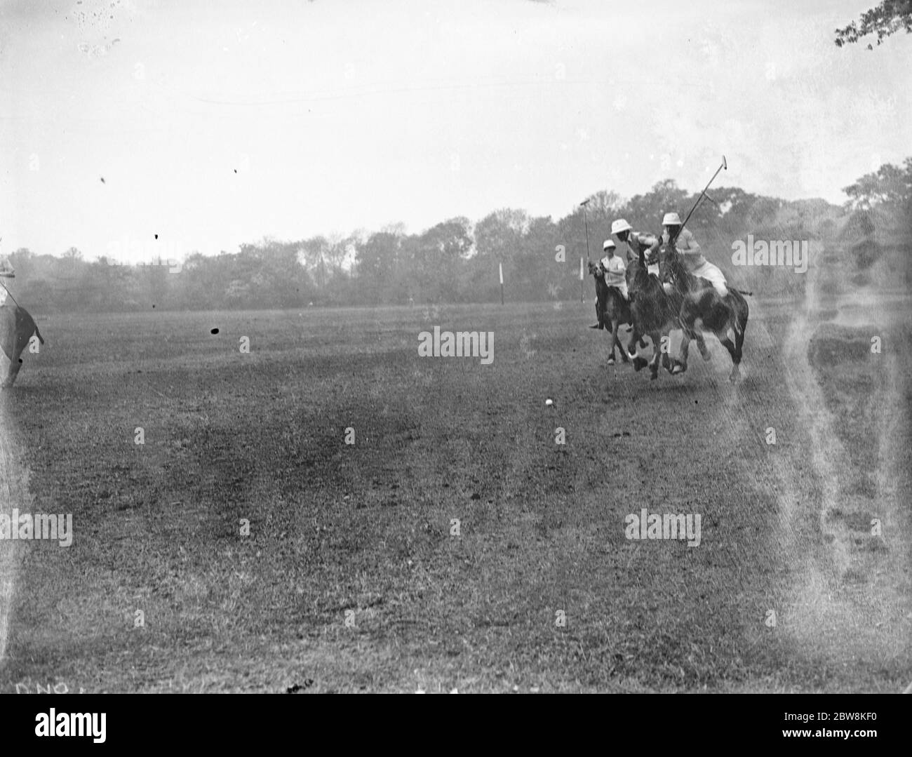 Inseguire la palla in una partita di polo . 1935 Foto Stock