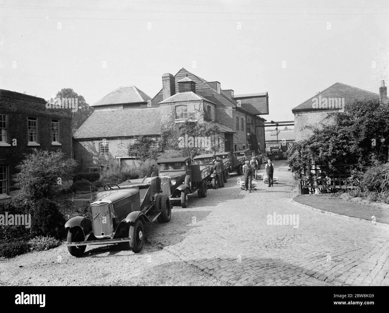 Trattori, camion e tosaerba Patison presso lo Stanmore Works . 23 settembre 1937. Foto Stock