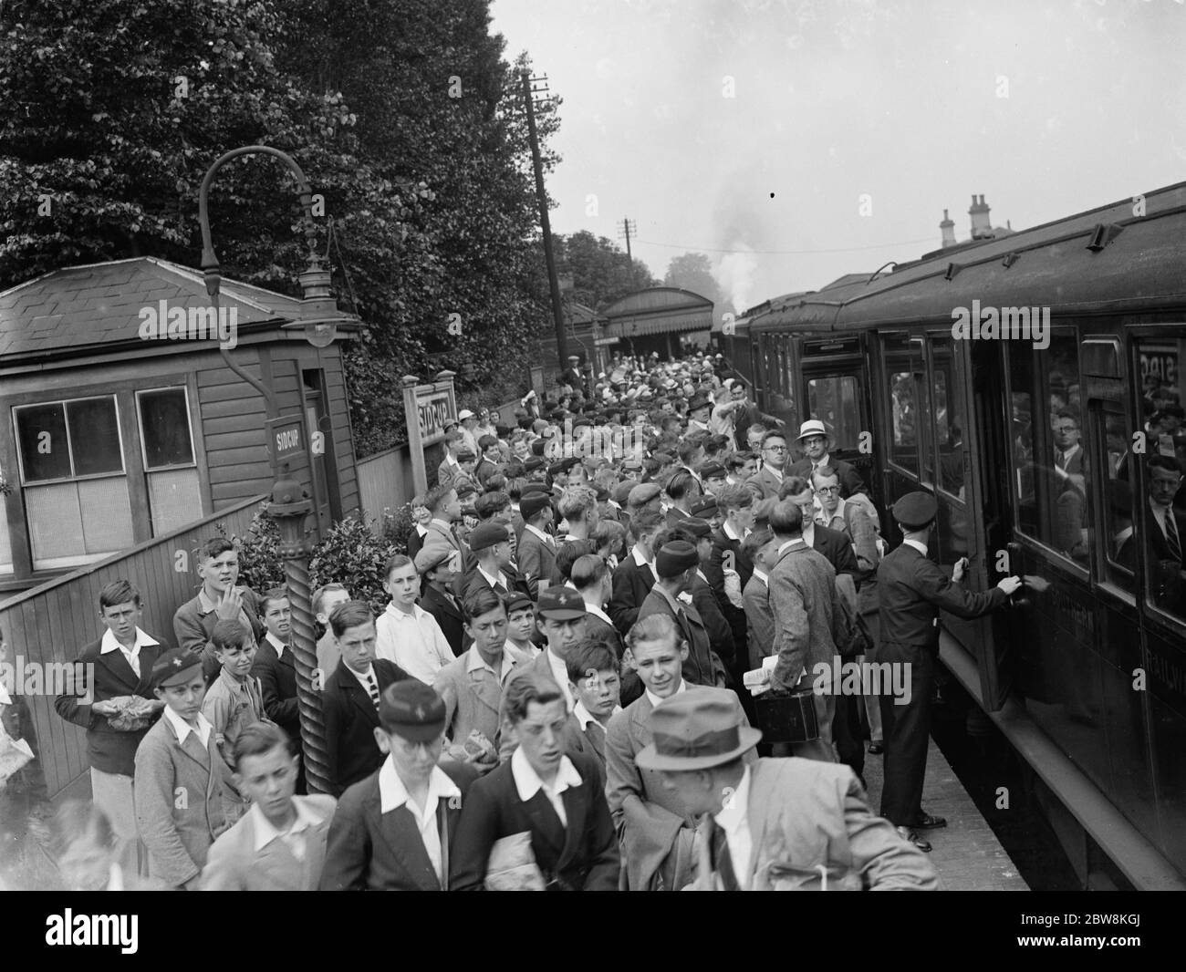 La piattaforma affollata della stazione ferroviaria di Sidcup , piena di scolari in attesa di salire sul treno d'attesa . 1935 . Foto Stock