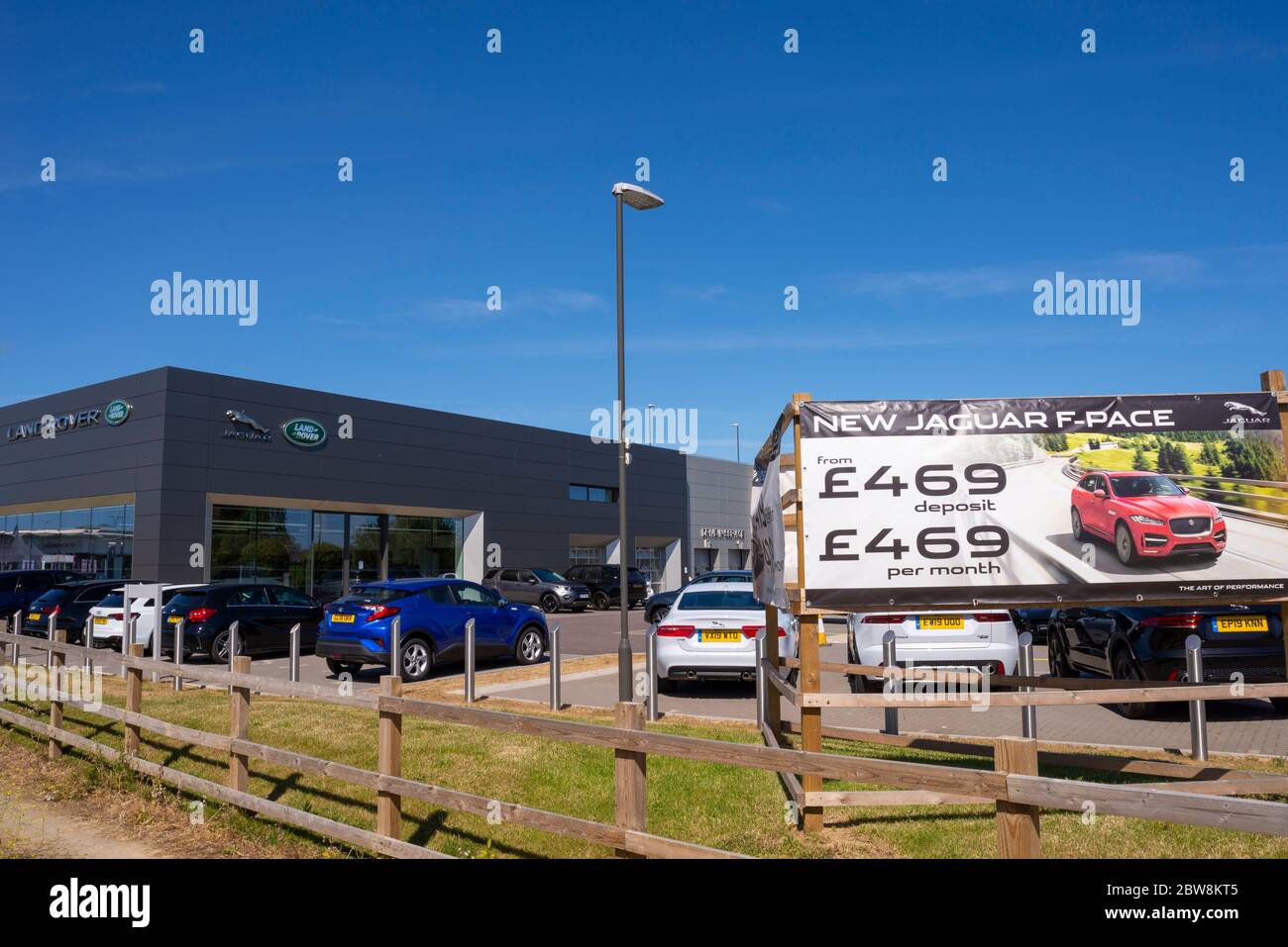 Concessionaria Jaguar Land Rover a Southend on Sea, Essex, Regno Unito. Showroom di alta qualità per i veicoli. Cielo blu. Marchi Tata Motors. Pubblicità accaparramento. Auto Foto Stock