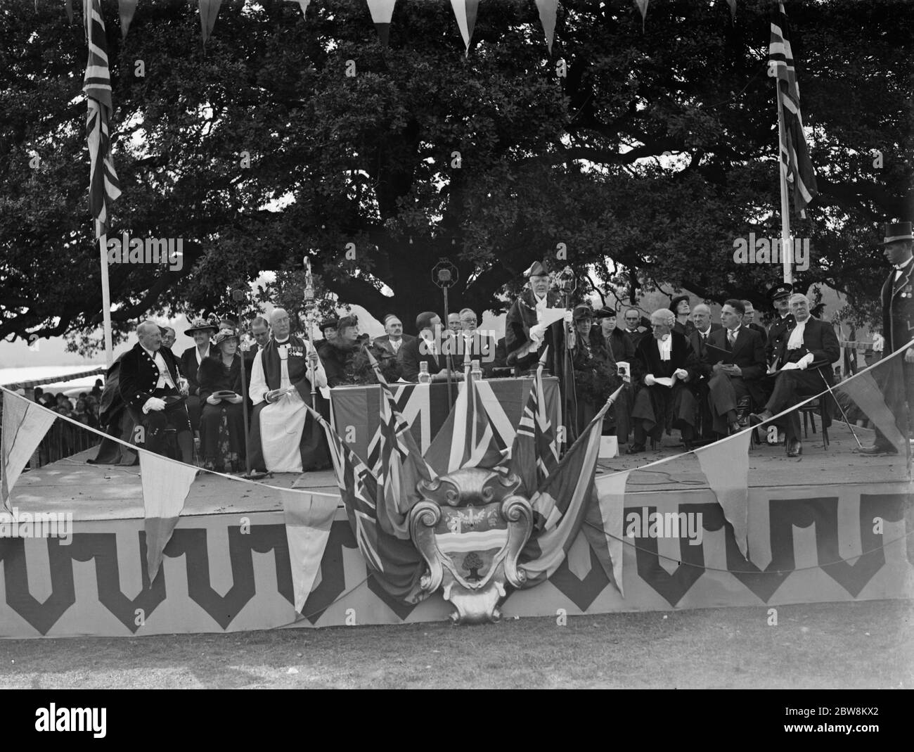 Celebrazioni della carta di Bexley ( incorporazione come un comune ) ; il Sindaco si rivolge alla folla . 1937. Foto Stock