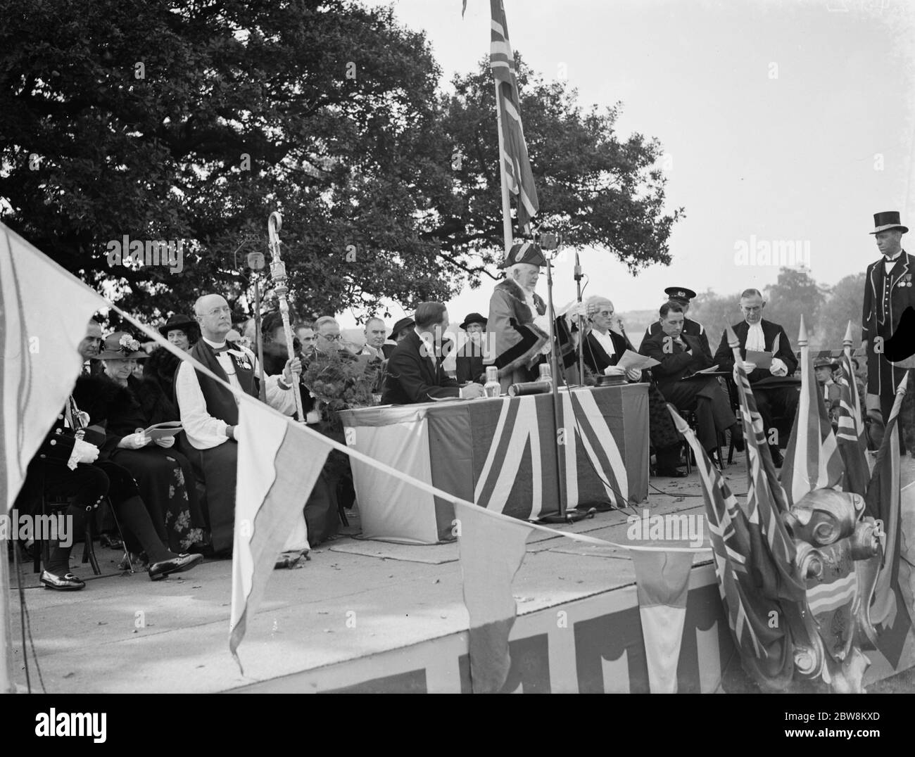 Celebrazioni della carta di Bexley ( incorporazione come un comune ) ; il Sindaco si rivolge alla folla . 1937. Foto Stock