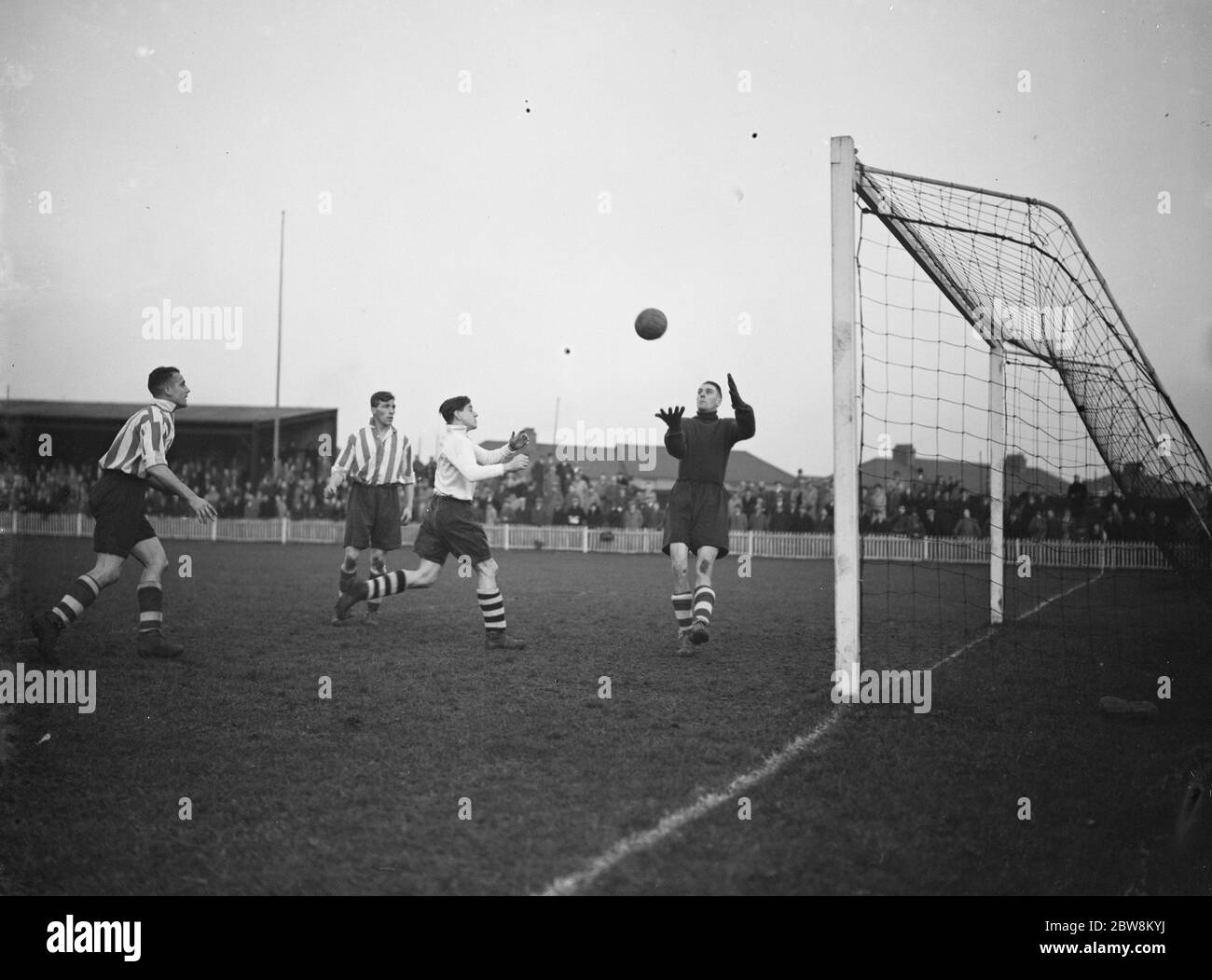 Dartford contro Leyton nella fa Cup . Uno dei custodi di obiettivo prende un aereo . 13 novembre 1937 Foto Stock