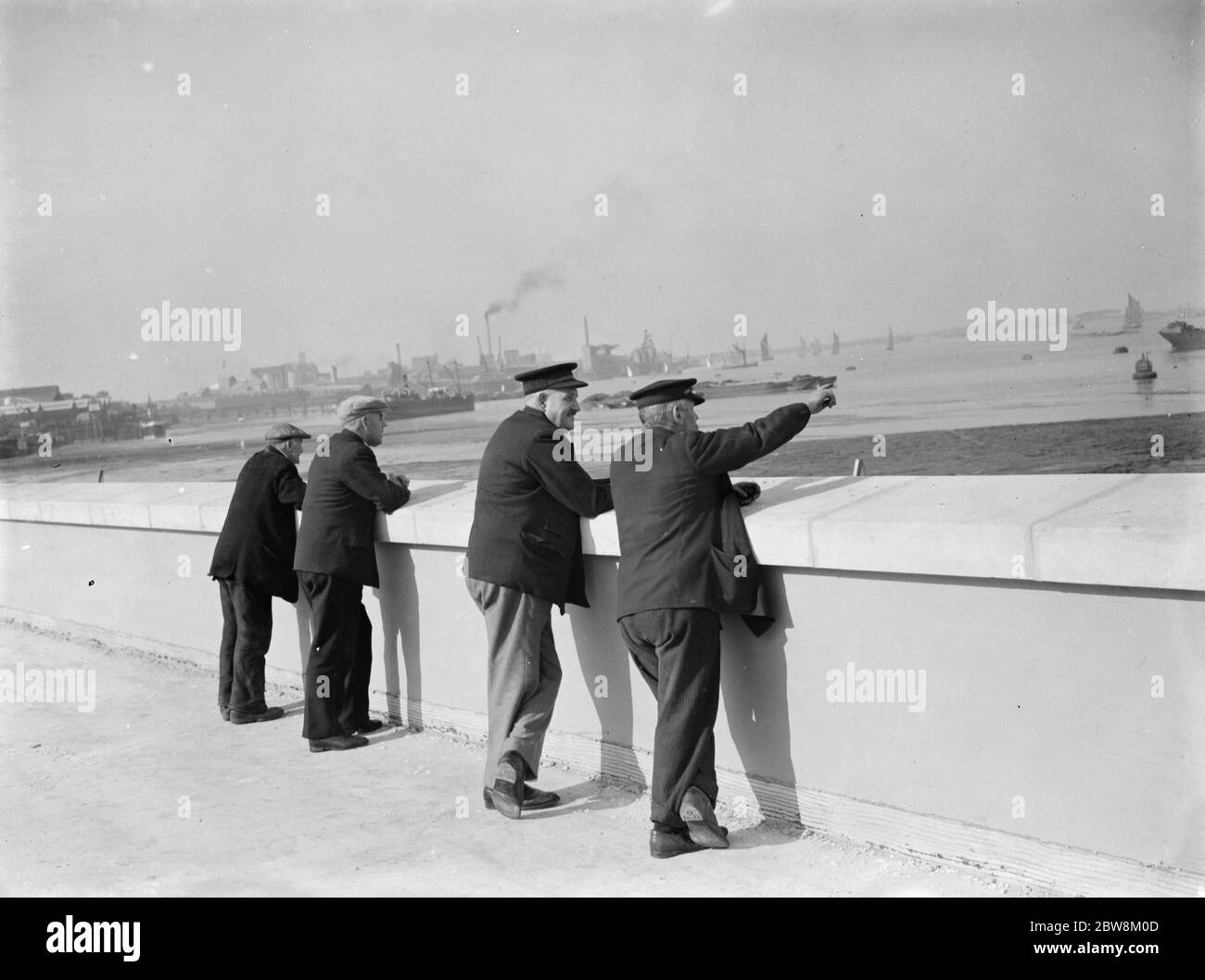 Uomini che godono della vista sul fiume Tamigi a Erith in Kent . 2 ottobre 1937 . Foto Stock