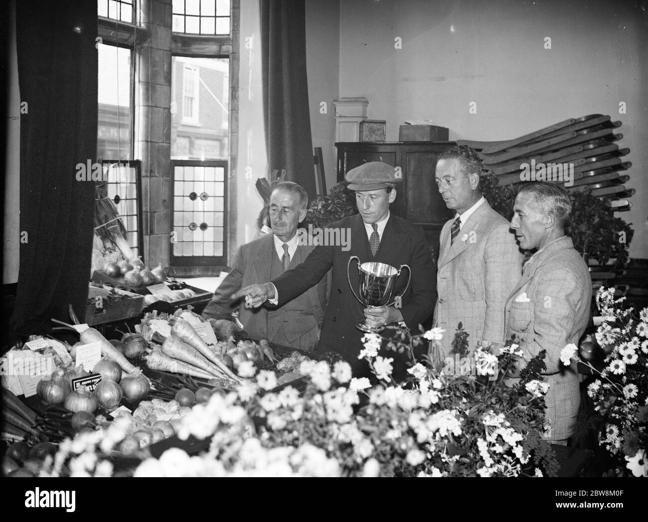 All'Orpington Horticultural Show, da sinistra a destra, il signor Nauem, il signor King, vincitore della coppa, e il signor Leaney. 1937 Foto Stock