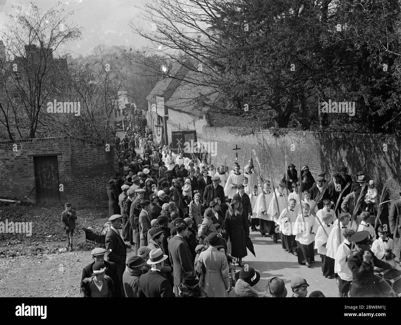 Processione delle palme della Chiesa attraverso Orpington . 1935 . Foto Stock
