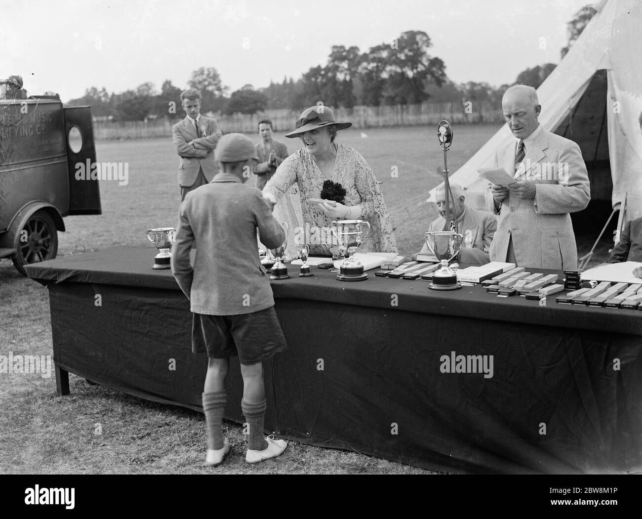 Dr M Williams che dà premi per la giornata sportiva presso la Sidcup County School for Boys . 1935 Foto Stock