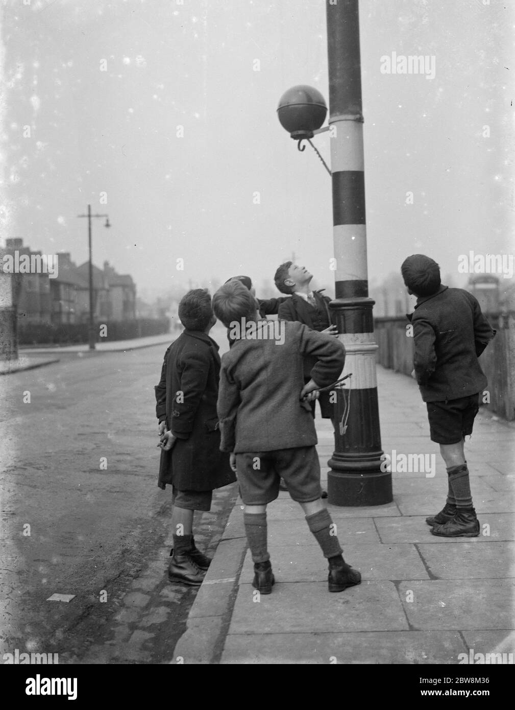 I ragazzi guardano su un beacon di Beliha . 1935 Foto Stock
