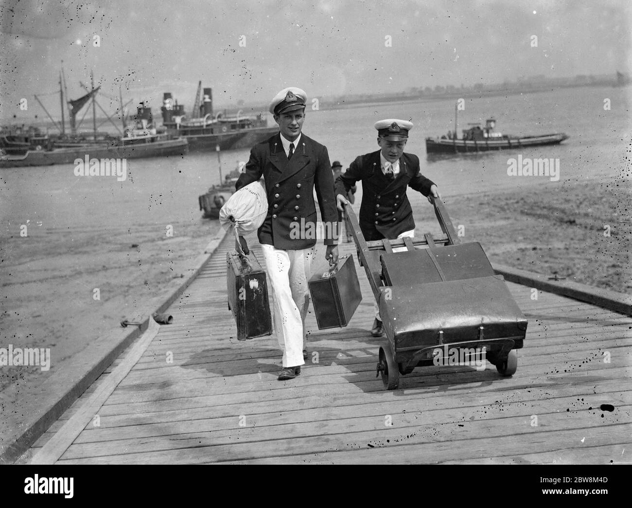 I ragazzi di Worcester che vanno via con i loro bagagli . Cadetti navali della nave da addestramento HMS Worcester . 1935 Foto Stock
