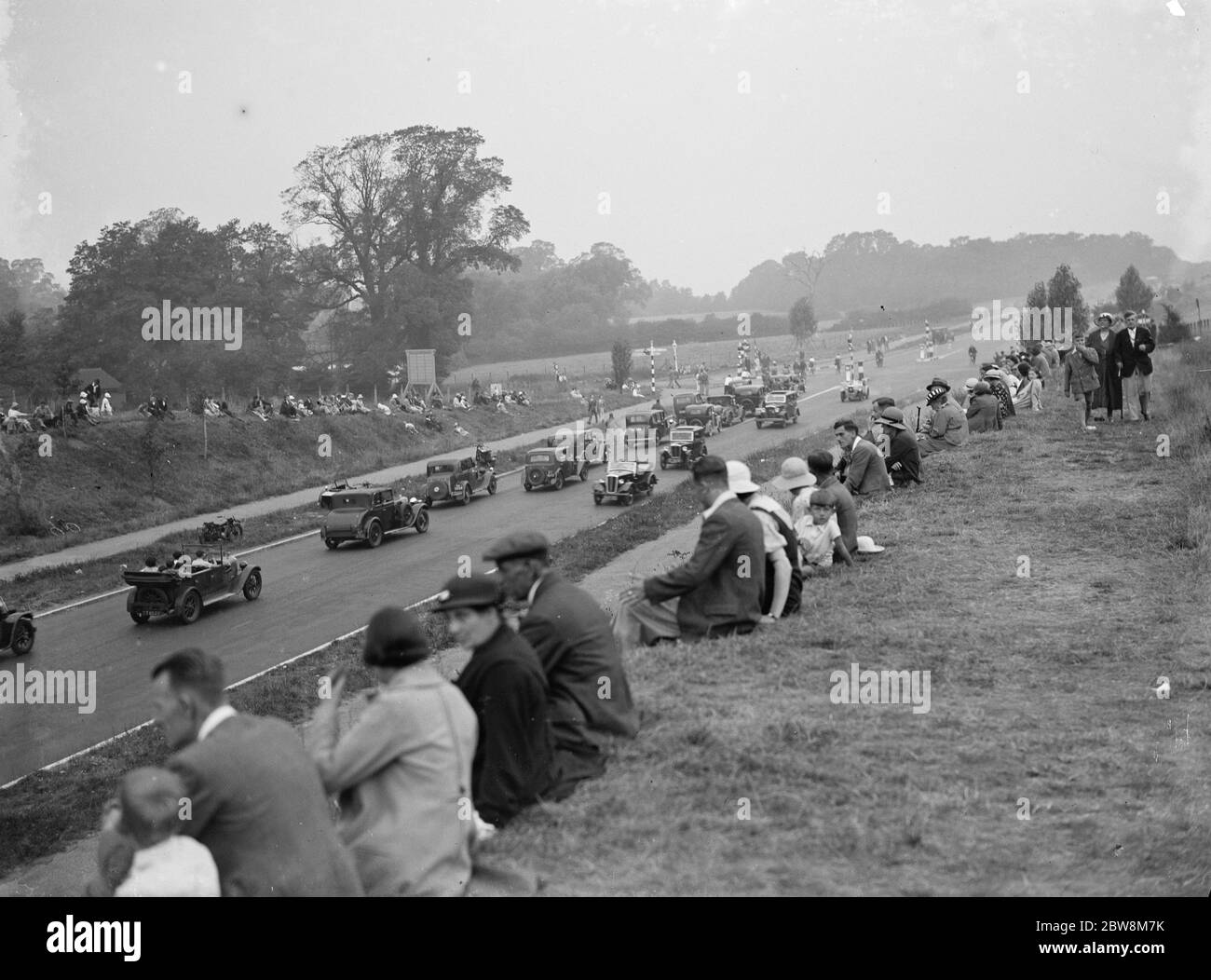 Folle che guardano il traffico che passa sul Sidcup di recente apertura by - pass. 1935 Foto Stock