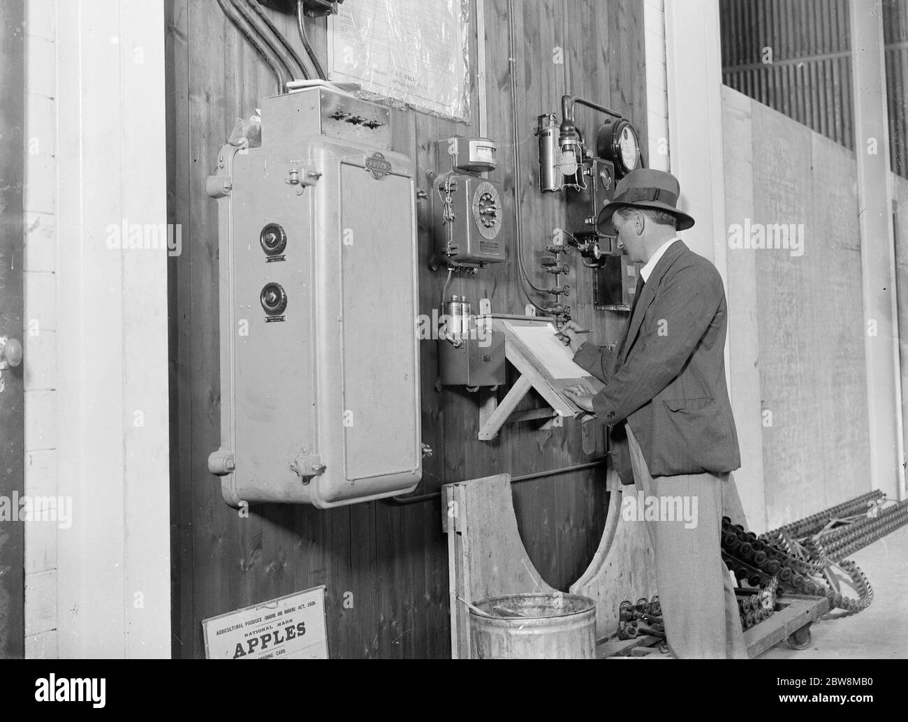 Stoccaggio delle mele in deposito frigorifero . 1935 Foto Stock