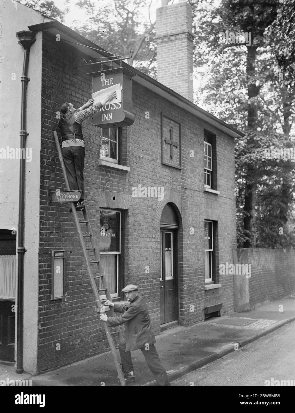 Il segno della Croce Bianca Inn , casa pubblica , North Cray , Kent . 1935 Foto Stock